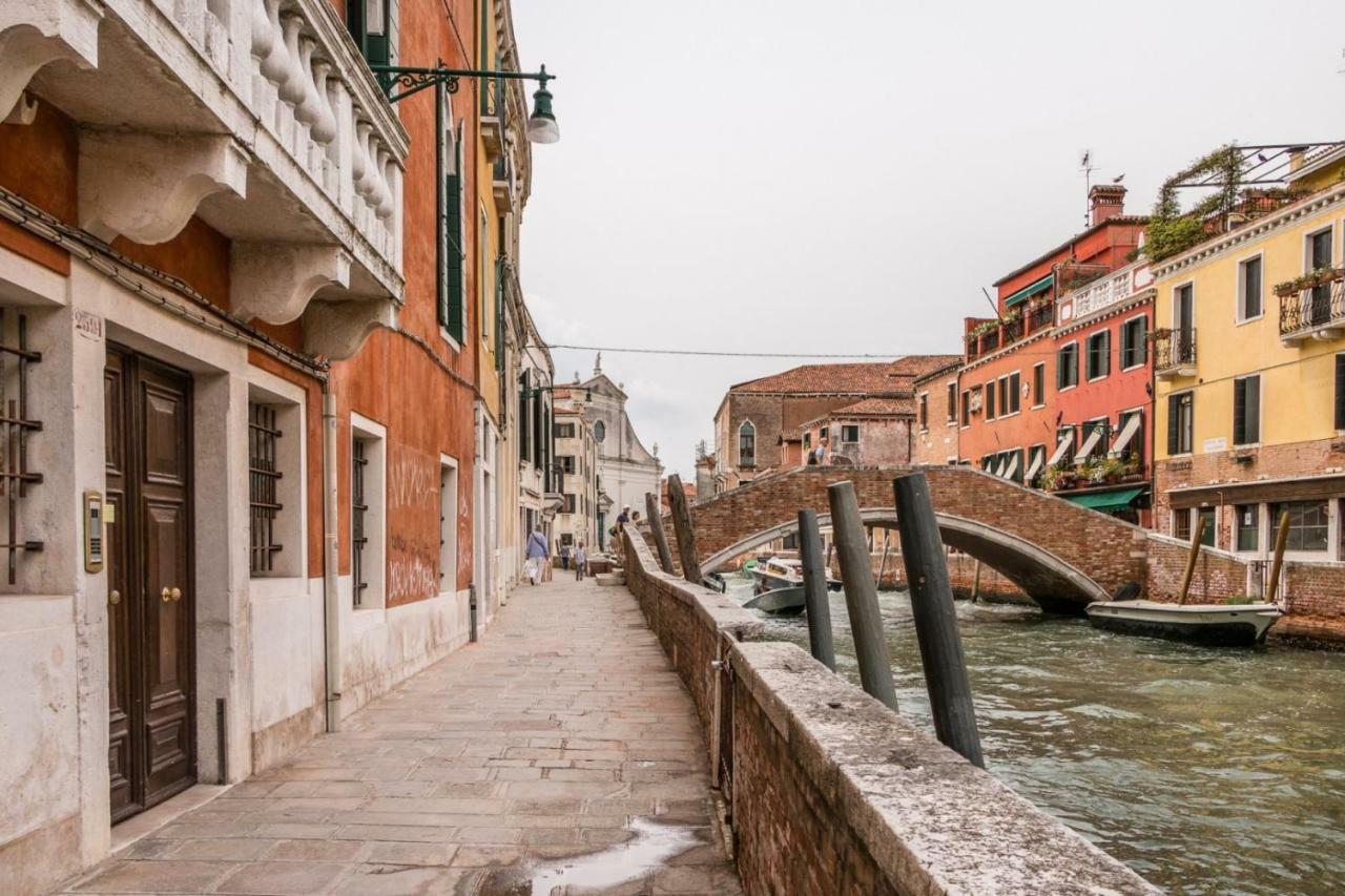 Carmini Canal View & Lift By Lionhost *